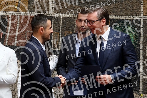 The President of the Republic of Serbia, Aleksandar Vucic, attended the ceremony of awarding employment contracts to the most successful graduates of all medical faculties and secondary medical schools in Serbia. Predsednik Republike Srbije Aleksan