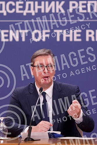 The President of the Republic of Serbia, Aleksandar Vucic, attended the ceremony of awarding employment contracts to the most successful graduates of all medical faculties and secondary medical schools in Serbia. Predsednik Republike Srbije Aleksan