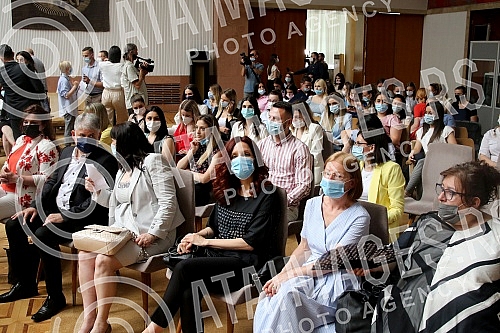 The President of the Republic of Serbia, Aleksandar Vucic, attended the ceremony of awarding employment contracts to the most successful graduates of all medical faculties and secondary medical schools in Serbia. Predsednik Republike Srbije Aleksan