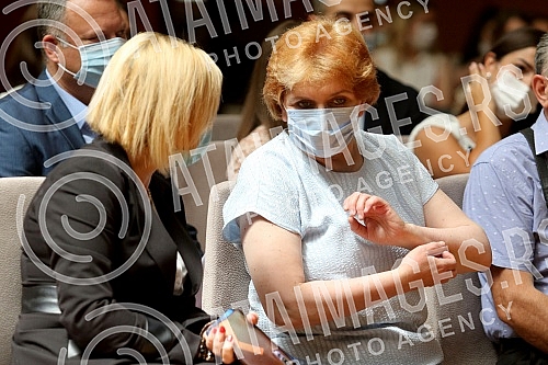 The President of the Republic of Serbia, Aleksandar Vucic, attended the ceremony of awarding employment contracts to the most successful graduates of all medical faculties and secondary medical schools in Serbia. Predsednik Republike Srbije Aleksan