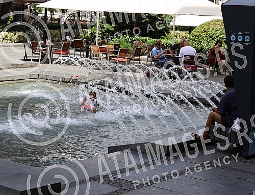 The heat wave in Serbia is not subsiding, but there are still people on the streets of downtown Belgrade.Toplotni talas u Srbiji ne popusta, ali ljudi i dalje ima na ulicama centar Beograda 