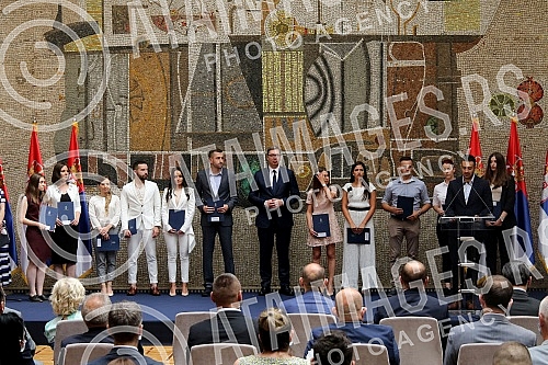 The President of the Republic of Serbia, Aleksandar Vucic, attended the ceremony of awarding employment contracts to the most successful graduates of all medical faculties and secondary medical schools in Serbia. Predsednik Republike Srbije Aleksan