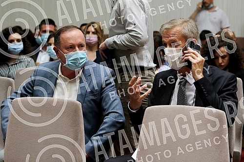 The President of the Republic of Serbia, Aleksandar Vucic, attended the ceremony of awarding employment contracts to the most successful graduates of all medical faculties and secondary medical schools in Serbia. Predsednik Republike Srbije Aleksan