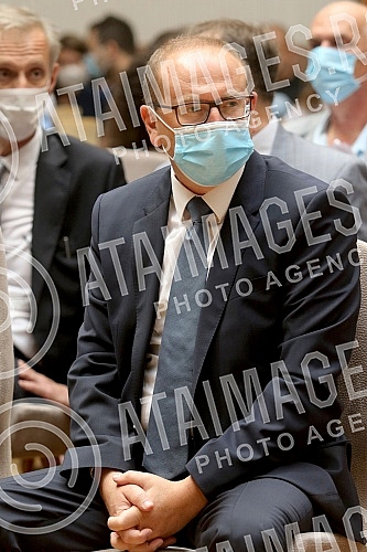 The President of the Republic of Serbia, Aleksandar Vucic, attended the ceremony of awarding employment contracts to the most successful graduates of all medical faculties and secondary medical schools in Serbia. Predsednik Republike Srbije Aleksan