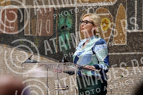 The President of the Republic of Serbia, Aleksandar Vucic, attended the ceremony of awarding employment contracts to the most successful graduates of all medical faculties and secondary medical schools in Serbia. Predsednik Republike Srbije Aleksan