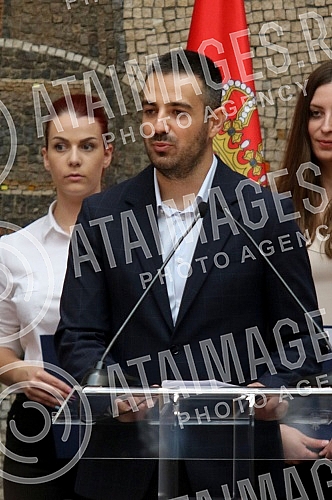 The President of the Republic of Serbia, Aleksandar Vucic, attended the ceremony of awarding employment contracts to the most successful graduates of all medical faculties and secondary medical schools in Serbia. Predsednik Republike Srbije Aleksan