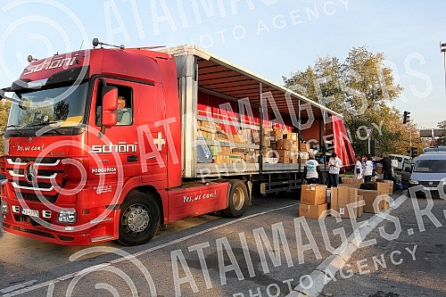 a parkingu kod Centra Sava, svajcarsko udruzenje Firdaus koje prikuplja pomoc za migrante, urucilo je Centru za zastitu i pomoc traziocima azila zimsku odecu, obucu i odecu za bebe. Ta pomoc ce zatim biti poslata u Sid, Presevo i Dimitrovgrad. 