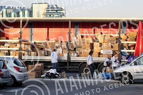 a parkingu kod Centra Sava, svajcarsko udruzenje Firdaus koje prikuplja pomoc za migrante, urucilo je Centru za zastitu i pomoc traziocima azila zimsku odecu, obucu i odecu za bebe. Ta pomoc ce zatim biti poslata u Sid, Presevo i Dimitrovgrad. 