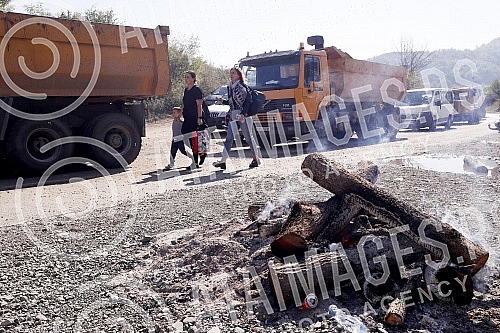 The vehicles with KFOR members arrived at the positions of the special police Rosso, which should soon leave the administrative crossing Jarinje.Vozila sa pripadnicima Kfora stigla su na polozaje specijalne policije Rosu koje bi uskoro trebalo da n