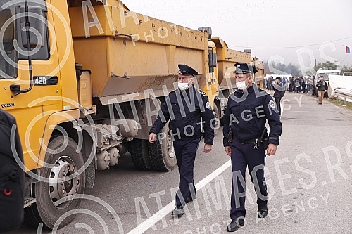 The vehicles with KFOR members arrived at the positions of the special police Rosso, which should soon leave the administrative crossing Jarinje.Vozila sa pripadnicima Kfora stigla su na polozaje specijalne policije Rosu koje bi uskoro trebalo da n