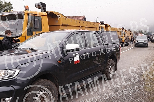 The vehicles with KFOR members arrived at the positions of the special police Rosso, which should soon leave the administrative crossing Jarinje.Vozila sa pripadnicima Kfora stigla su na polozaje specijalne policije Rosu koje bi uskoro trebalo da n