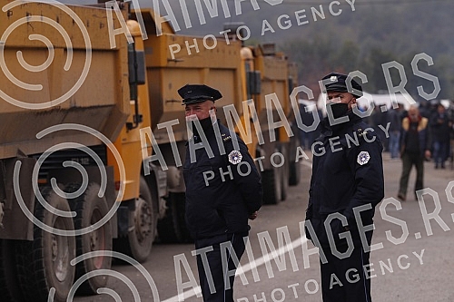 The vehicles with KFOR members arrived at the positions of the special police Rosso, which should soon leave the administrative crossing Jarinje.Vozila sa pripadnicima Kfora stigla su na polozaje specijalne policije Rosu koje bi uskoro trebalo da n