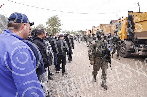 The vehicles with KFOR members arrived at the positions of the special police Rosso, which should soon leave the administrative crossing Jarinje.Vozila sa pripadnicima Kfora stigla su na polozaje specijalne policije Rosu koje bi uskoro trebalo da n