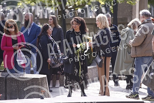 The commemoration on the occasion of the first year since the death of the painter and sculptor Milos Sobajic was held in the Alley of Merited Citizens at the New Cemetery.Pomen povodom prve godine od smrti slikara i vajara Milosa Sobajica odrzan j