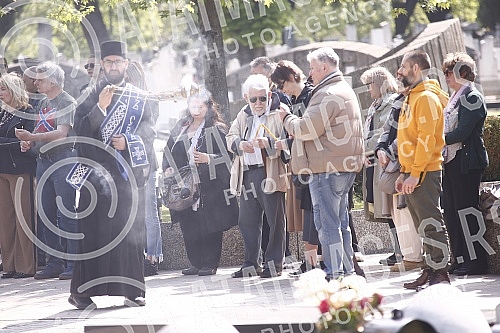 The commemoration on the occasion of the first year since the death of the painter and sculptor Milos Sobajic was held in the Alley of Merited Citizens at the New Cemetery.Pomen povodom prve godine od smrti slikara i vajara Milosa Sobajica odrzan j