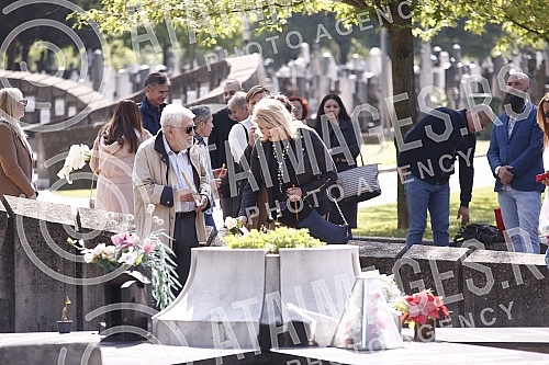 The commemoration on the occasion of the first year since the death of the painter and sculptor Milos Sobajic was held in the Alley of Merited Citizens at the New Cemetery.Pomen povodom prve godine od smrti slikara i vajara Milosa Sobajica odrzan j