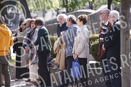 The commemoration on the occasion of the first year since the death of the painter and sculptor Milos Sobajic was held in the Alley of Merited Citizens at the New Cemetery.Pomen povodom prve godine od smrti slikara i vajara Milosa Sobajica odrzan j