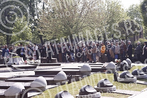 The commemoration on the occasion of the first year since the death of the painter and sculptor Milos Sobajic was held in the Alley of Merited Citizens at the New Cemetery.Pomen povodom prve godine od smrti slikara i vajara Milosa Sobajica odrzan j