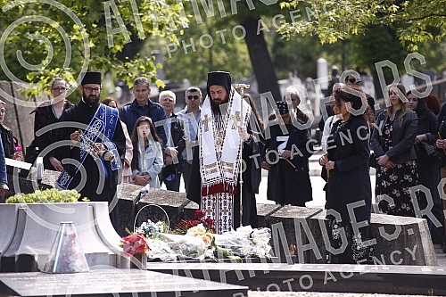 The commemoration on the occasion of the first year since the death of the painter and sculptor Milos Sobajic was held in the Alley of Merited Citizens at the New Cemetery.Pomen povodom prve godine od smrti slikara i vajara Milosa Sobajica odrzan j