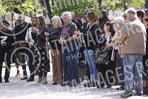 The commemoration on the occasion of the first year since the death of the painter and sculptor Milos Sobajic was held in the Alley of Merited Citizens at the New Cemetery.Pomen povodom prve godine od smrti slikara i vajara Milosa Sobajica odrzan j