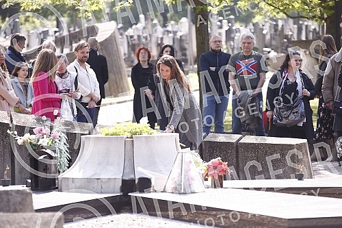 The commemoration on the occasion of the first year since the death of the painter and sculptor Milos Sobajic was held in the Alley of Merited Citizens at the New Cemetery.Pomen povodom prve godine od smrti slikara i vajara Milosa Sobajica odrzan j