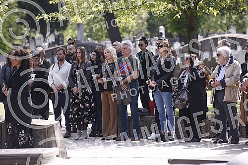 The commemoration on the occasion of the first year since the death of the painter and sculptor Milos Sobajic was held in the Alley of Merited Citizens at the New Cemetery.Pomen povodom prve godine od smrti slikara i vajara Milosa Sobajica odrzan j