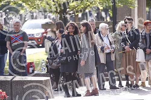 The commemoration on the occasion of the first year since the death of the painter and sculptor Milos Sobajic was held in the Alley of Merited Citizens at the New Cemetery.Pomen povodom prve godine od smrti slikara i vajara Milosa Sobajica odrzan j