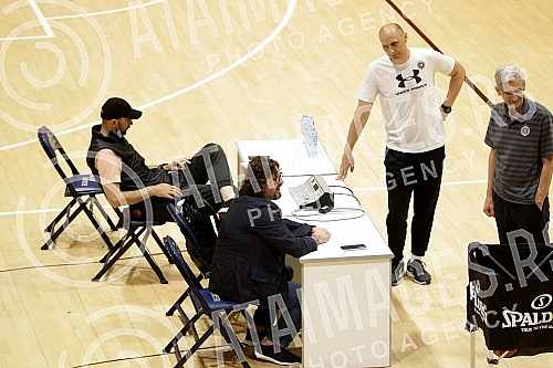 Andrea Trinchieri arrived in Serbia from Italy last night, and with the confirmation of the test at COVID-19, he received approval to be able to move around Serbia and hold trainings for Partizan basketball players, and the first training has already