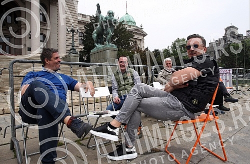The leader of Dveri, Bosko Obradovic, is on the sixth day of the hunger strike in front of the National Assembly, and since three days ago, his party colleague, MP Ivan Kostic, has been on strike.Lider Dveri Bosko Obradovic sesti dan trajke gladju