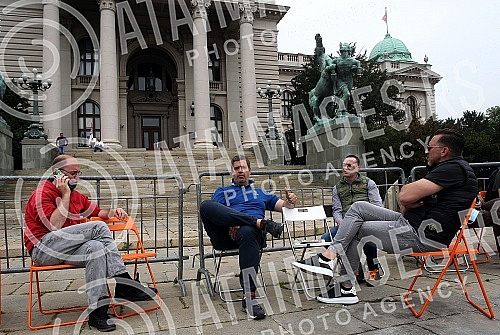 The leader of Dveri, Bosko Obradovic, is on the sixth day of the hunger strike in front of the National Assembly, and since three days ago, his party colleague, MP Ivan Kostic, has been on strike.Lider Dveri Bosko Obradovic sesti dan trajke gladju