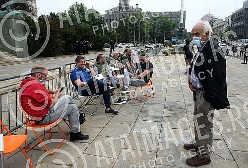 The leader of Dveri, Bosko Obradovic, is on the sixth day of the hunger strike in front of the National Assembly, and since three days ago, his party colleague, MP Ivan Kostic, has been on strike.Lider Dveri Bosko Obradovic sesti dan trajke gladju