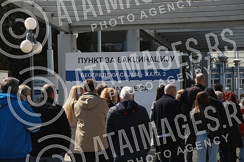 Vaccination against the coronavirus of foreign citizens who have registered through the eGovernment system is underway in the halls of the Belgrade fair.U halama Beogradskog sajma u toku je vakcinacija protiv koronavirusa stranih drzavljana koji su