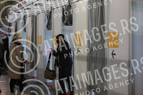 Vaccination against the coronavirus of foreign citizens who have registered through the eGovernment system is underway in the halls of the Belgrade fair.U halama Beogradskog sajma u toku je vakcinacija protiv koronavirusa stranih drzavljana koji su