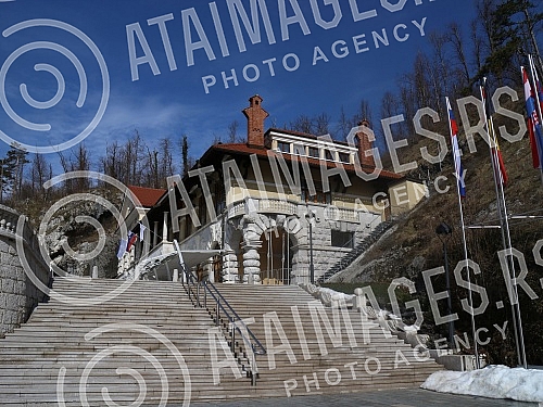 Postojna Cave, the largest exhibition cave in Europe, is located near the town of Postojna.Postojnska jama, najveca izlozbena pecina u Evropi, nalazi se kod grada Postojne.