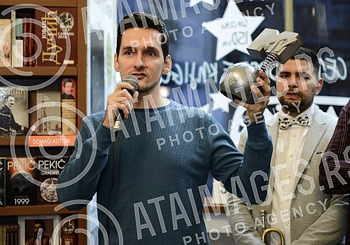 In the bookshop Academy was held ceremonial presenting MTV awards and promotion plate Group SARS.U knjizari Akademija odrzano je svecano urucivanje MTV nagrade i promocija ploce grupe SARS. 