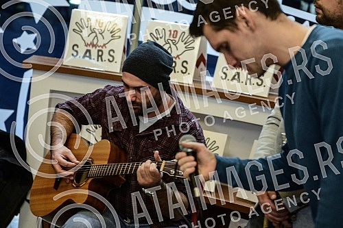 In the bookshop Academy was held ceremonial presenting MTV awards and promotion plate Group SARS.U knjizari Akademija odrzano je svecano urucivanje MTV nagrade i promocija ploce grupe SARS. 