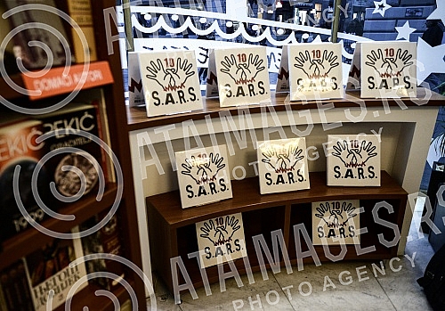 In the bookshop Academy was held ceremonial presenting MTV awards and promotion plate Group SARS.U knjizari Akademija odrzano je svecano urucivanje MTV nagrade i promocija ploce grupe SARS. 