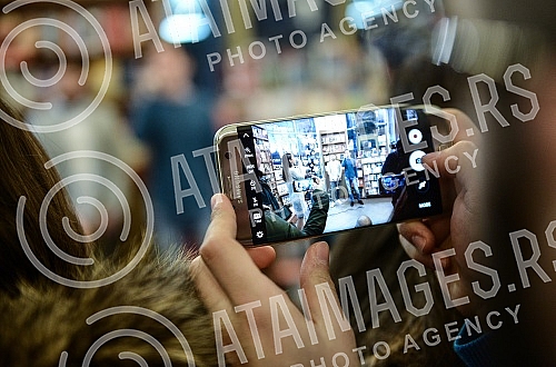 In the bookshop Academy was held ceremonial presenting MTV awards and promotion plate Group SARS.U knjizari Akademija odrzano je svecano urucivanje MTV nagrade i promocija ploce grupe SARS. 