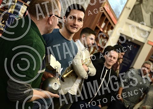 In the bookshop Academy was held ceremonial presenting MTV awards and promotion plate Group SARS.U knjizari Akademija odrzano je svecano urucivanje MTV nagrade i promocija ploce grupe SARS. 