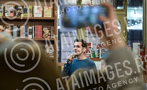 In the bookshop Academy was held ceremonial presenting MTV awards and promotion plate Group SARS.U knjizari Akademija odrzano je svecano urucivanje MTV nagrade i promocija ploce grupe SARS. 