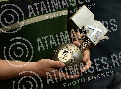 In the bookshop Academy was held ceremonial presenting MTV awards and promotion plate Group SARS.U knjizari Akademija odrzano je svecano urucivanje MTV nagrade i promocija ploce grupe SARS. 