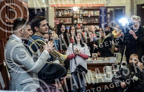 In the bookshop Academy was held ceremonial presenting MTV awards and promotion plate Group SARS.U knjizari Akademija odrzano je svecano urucivanje MTV nagrade i promocija ploce grupe SARS. 