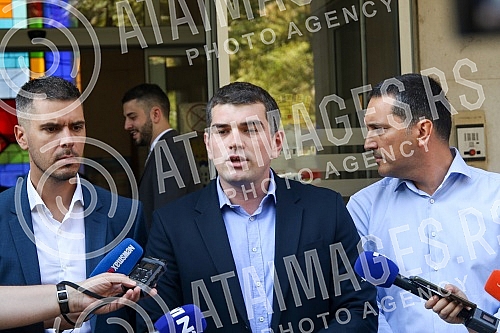 The parliamentary group of the Serbian coalition NADA (Novi DSS, POKS) held a press conference in front of the Belgrade Assembly. Odbornicka grupa Srpske koalicije NADA (Novi DSS, POKS) odrzala je konferenciju za medije ispred Skupstine Beograda.