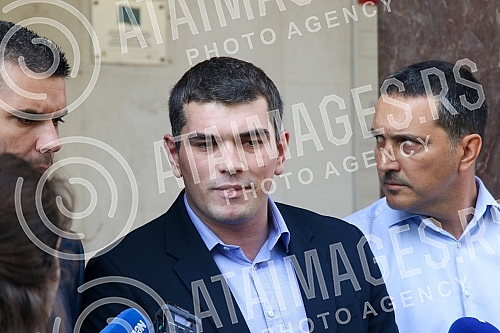 The parliamentary group of the Serbian coalition NADA (Novi DSS, POKS) held a press conference in front of the Belgrade Assembly. Odbornicka grupa Srpske koalicije NADA (Novi DSS, POKS) odrzala je konferenciju za medije ispred Skupstine Beograda.