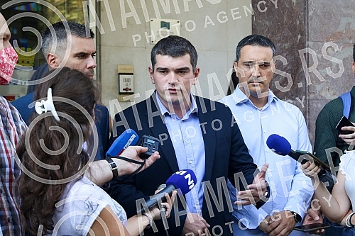 The parliamentary group of the Serbian coalition NADA (Novi DSS, POKS) held a press conference in front of the Belgrade Assembly. Odbornicka grupa Srpske koalicije NADA (Novi DSS, POKS) odrzala je konferenciju za medije ispred Skupstine Beograda.