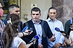 The parliamentary group of the Serbian coalition NADA (Novi DSS, POKS) held a press conference in front of the Belgrade Assembly. Odbornicka grupa Srpske koalicije NADA (Novi DSS, POKS) odrzala je konferenciju za medije ispred Skupstine Beograda.