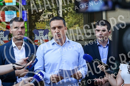 The parliamentary group of the Serbian coalition NADA (Novi DSS, POKS) held a press conference in front of the Belgrade Assembly. Odbornicka grupa Srpske koalicije NADA (Novi DSS, POKS) odrzala je konferenciju za medije ispred Skupstine Beograda.