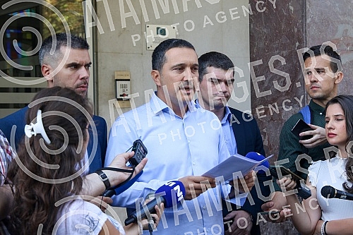 The parliamentary group of the Serbian coalition NADA (Novi DSS, POKS) held a press conference in front of the Belgrade Assembly. Odbornicka grupa Srpske koalicije NADA (Novi DSS, POKS) odrzala je konferenciju za medije ispred Skupstine Beograda.
