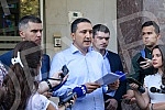 The parliamentary group of the Serbian coalition NADA (Novi DSS, POKS) held a press conference in front of the Belgrade Assembly. Odbornicka grupa Srpske koalicije NADA (Novi DSS, POKS) odrzala je konferenciju za medije ispred Skupstine Beograda.
