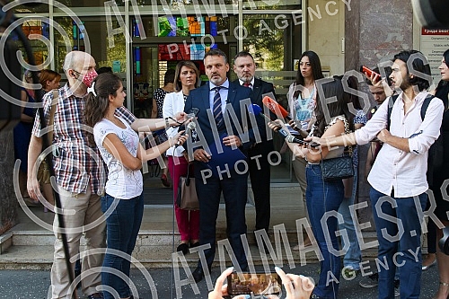 The parliamentary group of the People's Party in the Assembly of Belgrade held a press conference in front of the Assembly of Belgrade.Odbornicka grupa Narodne stranke u Skupstini Beograda odrzala je konferencija za medije ispred Skupstine Beograda